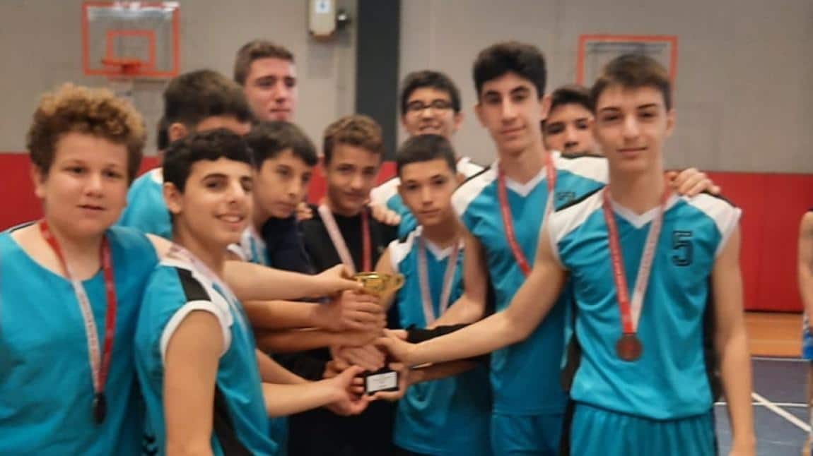 Kadıköy İlçesi Okullar Arası Basketbol Turnuvasında Okulumuz Yıldız Erkeklerde 3.olmuştur!